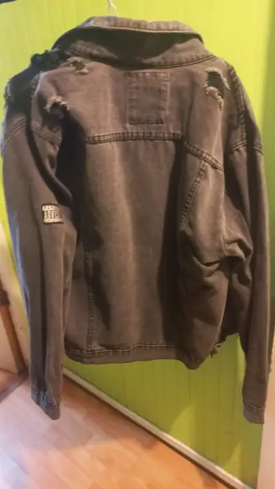 Chaqueta de mezclilla con parches - miniatura 2