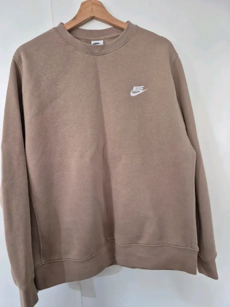 Polerón beige Nike clásico