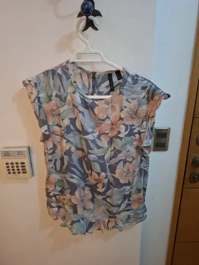 Blusa floral sin mangas - miniatura 1