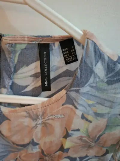 Blusa floral sin mangas - miniatura 2