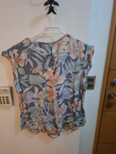 Blusa floral sin mangas - miniatura 3