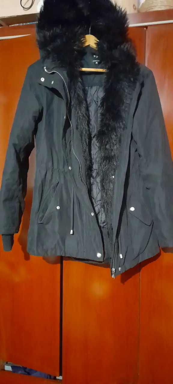 Parka negra con forro interior
