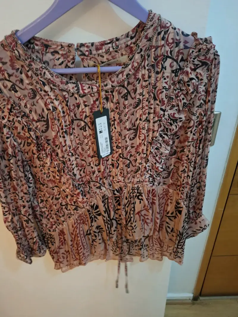 Blusa estampada con etiqueta - 1