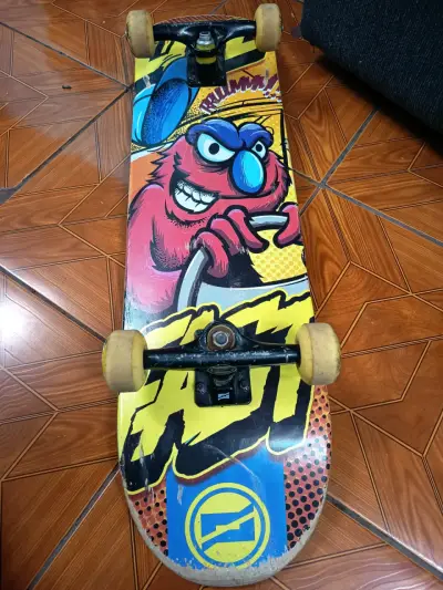 Skateboard con diseño colorido - miniatura 1