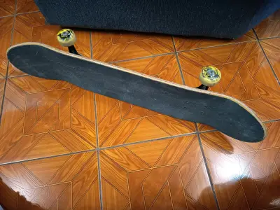 Skateboard con diseño colorido - miniatura 2