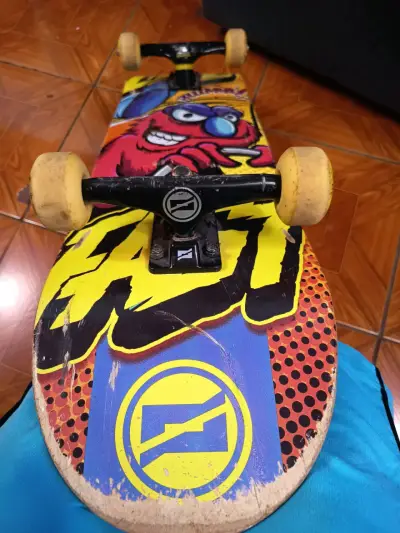 Skateboard con diseño colorido - miniatura 3