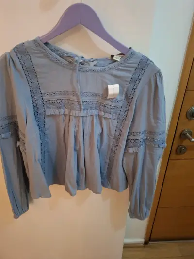 Blusa celeste con encaje - miniatura 1