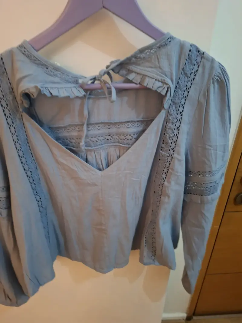 Blusa celeste con encaje - 3