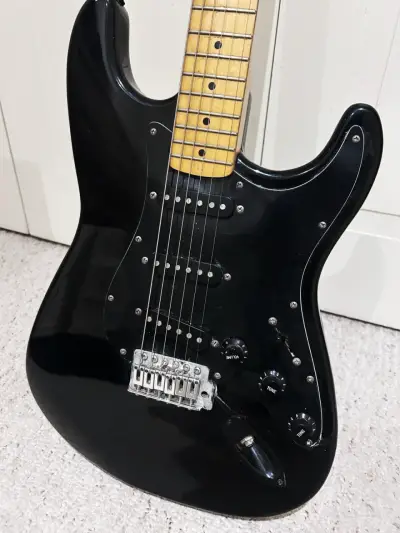 Guitarra Fender Stratocaster Squire negra - miniatura 3