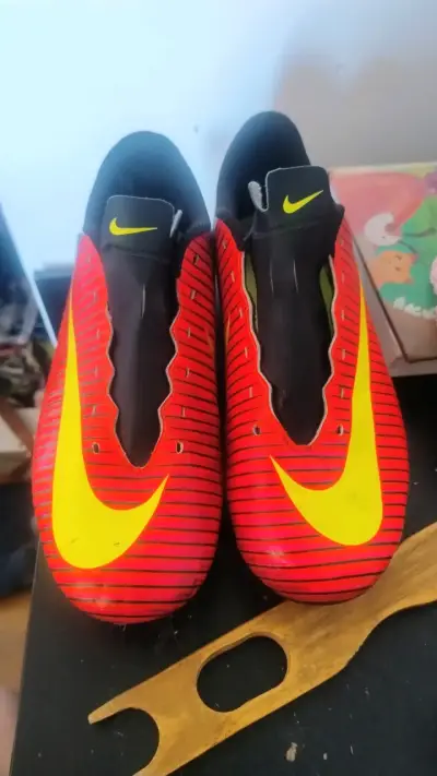 Zapatos de fútbol rojas Nike número 34 - miniatura 1