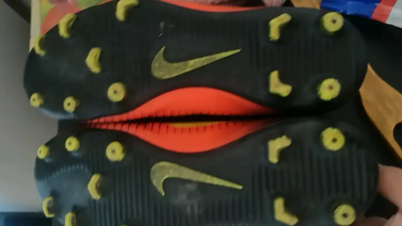 Zapatos de fútbol rojas Nike número 34 - 2