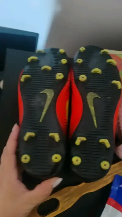 Zapatos de fútbol rojas Nike número 34 - miniatura 3
