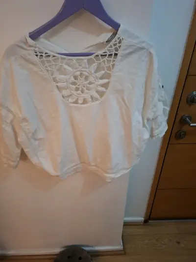 Blusa blanca con encaje floral - miniatura 1