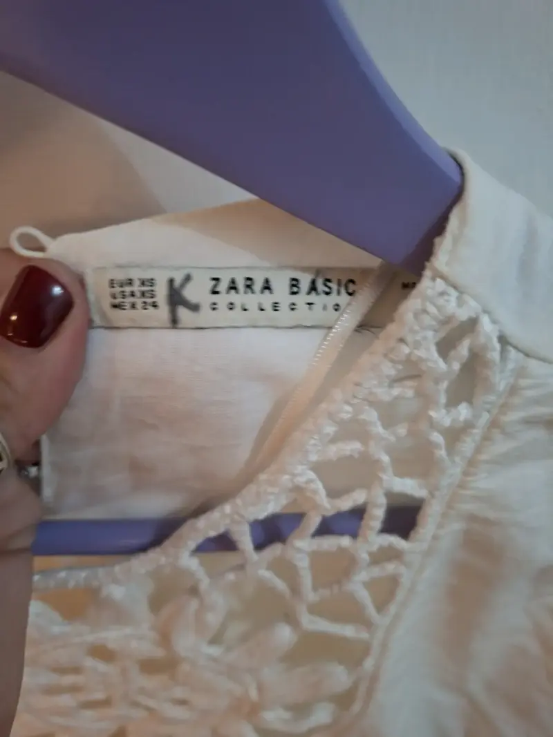 Blusa blanca con encaje floral - 2