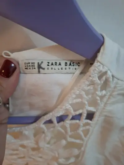 Blusa blanca con encaje floral - miniatura 2
