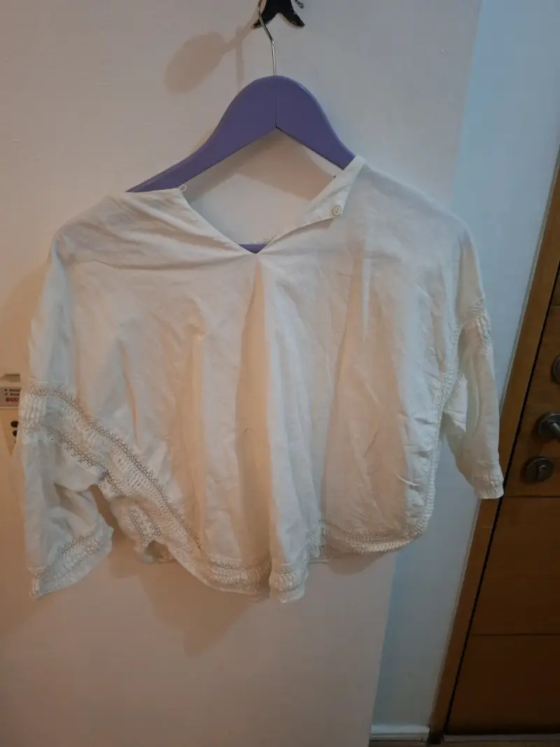 Blusa blanca con encaje floral - 3