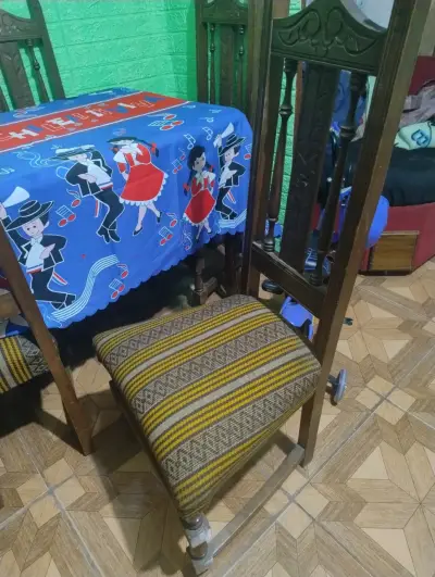 Pequeño comedor de madera más 6 sillas - miniatura 3
