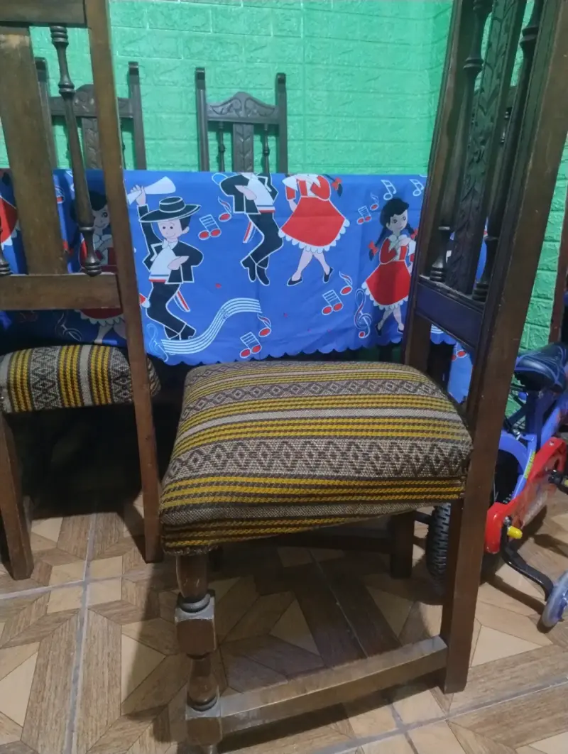 Pequeño comedor de madera más 6 sillas - 5