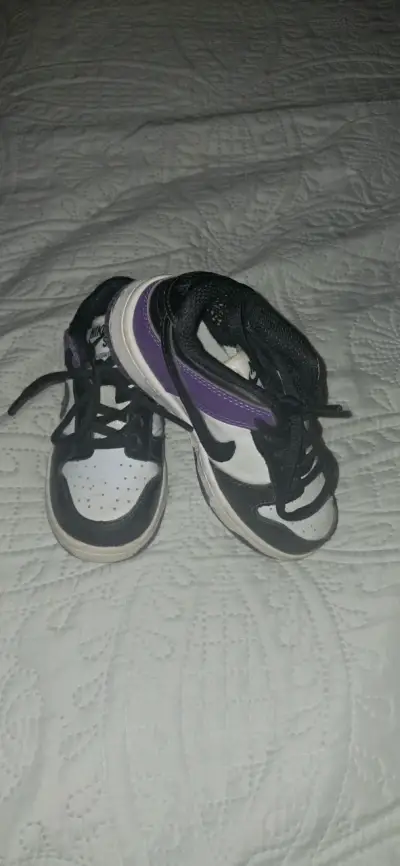 Zapatillas negras y moradas - miniatura 1