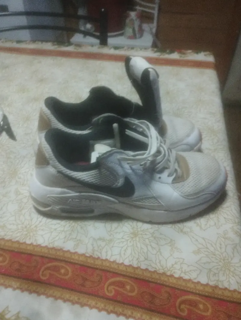 Zapatillas deportivas blancas y negras