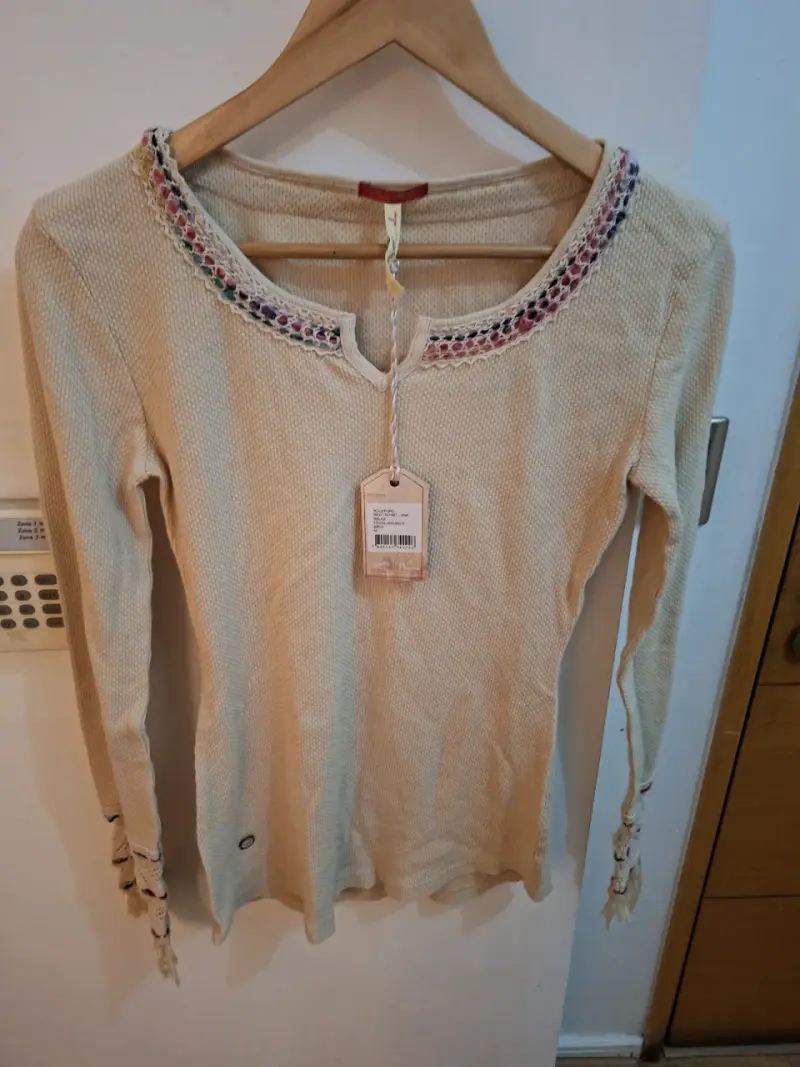 Polera beige con bordado