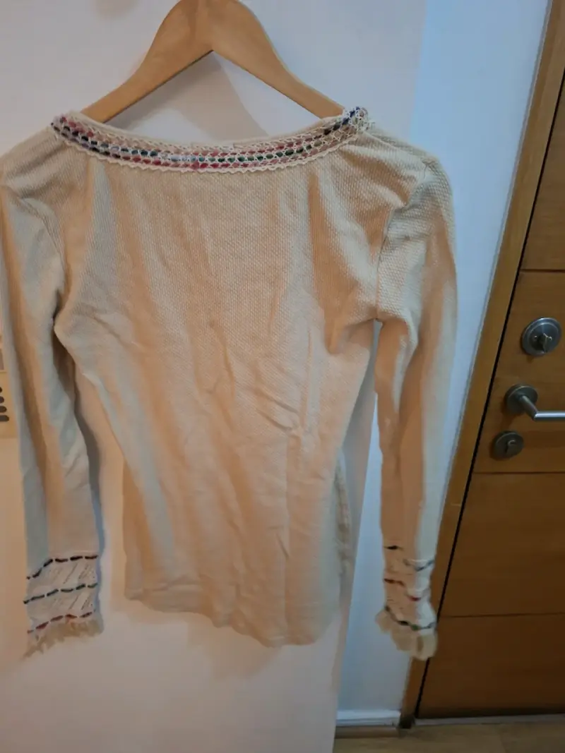 Polera beige con bordado - 3