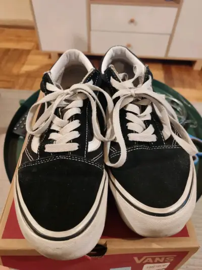 Zapatillas Vans negras y blancas - miniatura 1