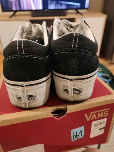Zapatillas Vans negras y blancas - miniatura 2