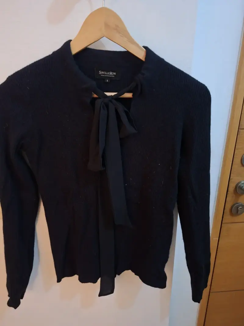 Sweater negro con lazo