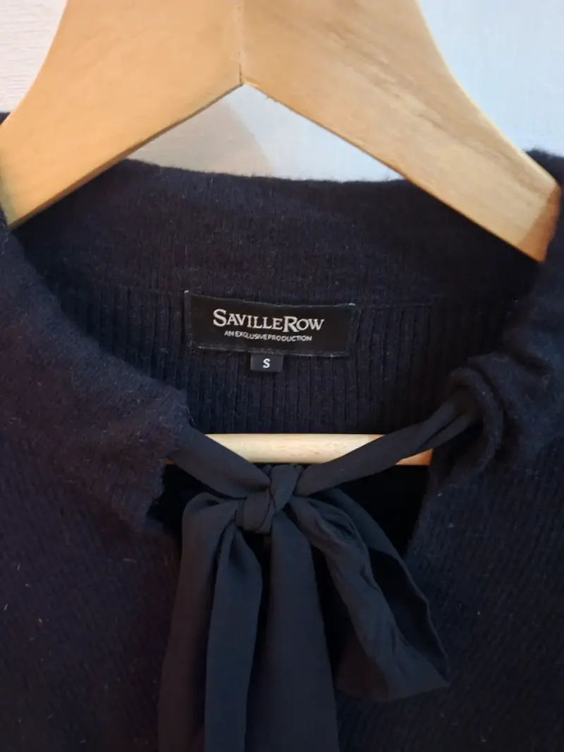 Sweater negro con lazo - 2