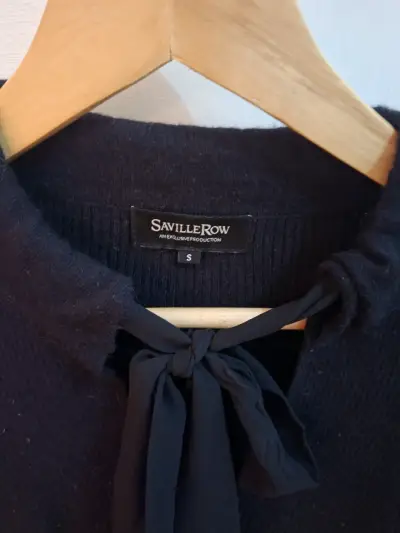 Sweater negro con lazo - miniatura 2