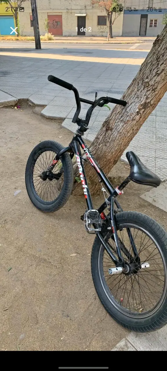 Bicicleta BMX negra en buen estado