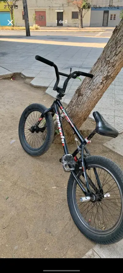Bicicleta BMX negra en buen estado - miniatura 1