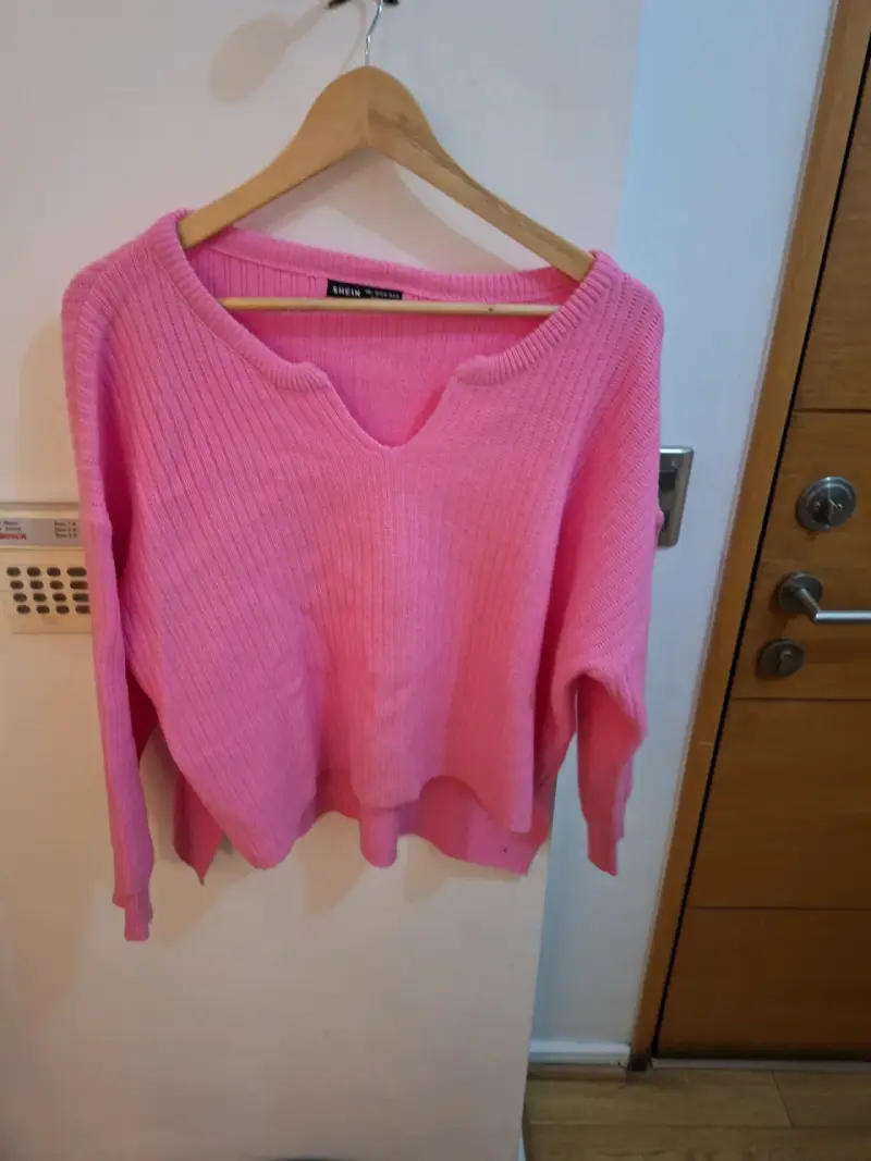 Suéter rosa cuello en V