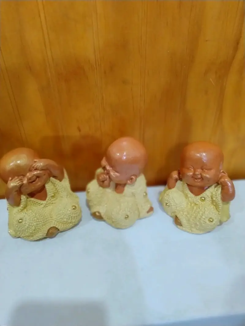 Figuras decorativas de yeso pintado a mano.