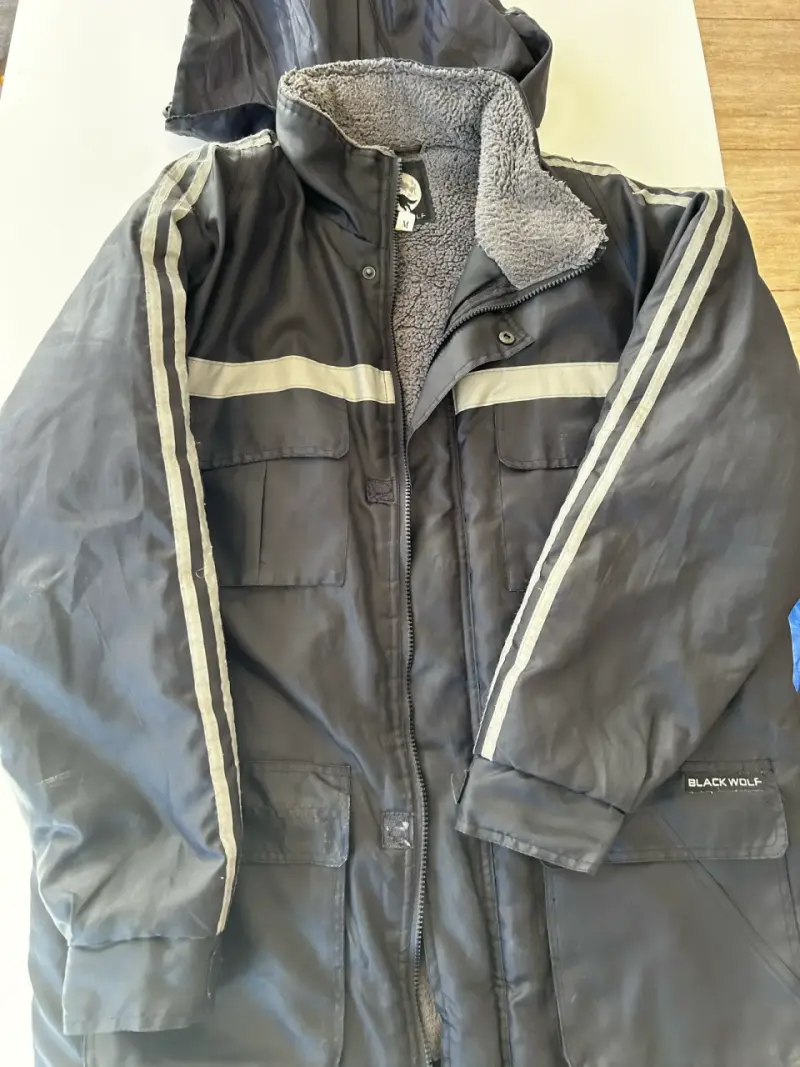 Parka negra con forro cálido