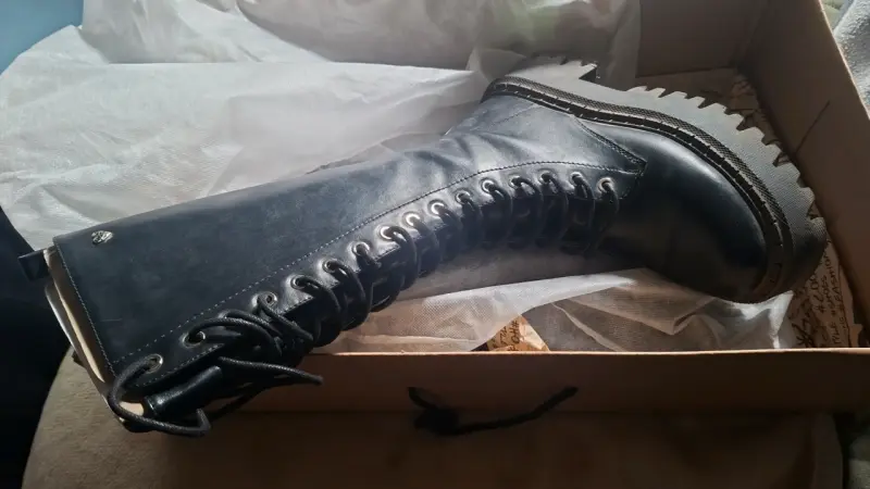 Botas de cuero negras nuevas - 4