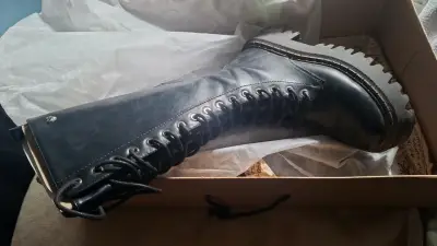 Botas de cuero negras nuevas - miniatura 4