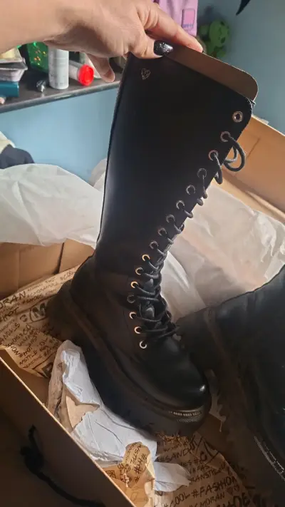 Botas de cuero negras nuevas - miniatura 5