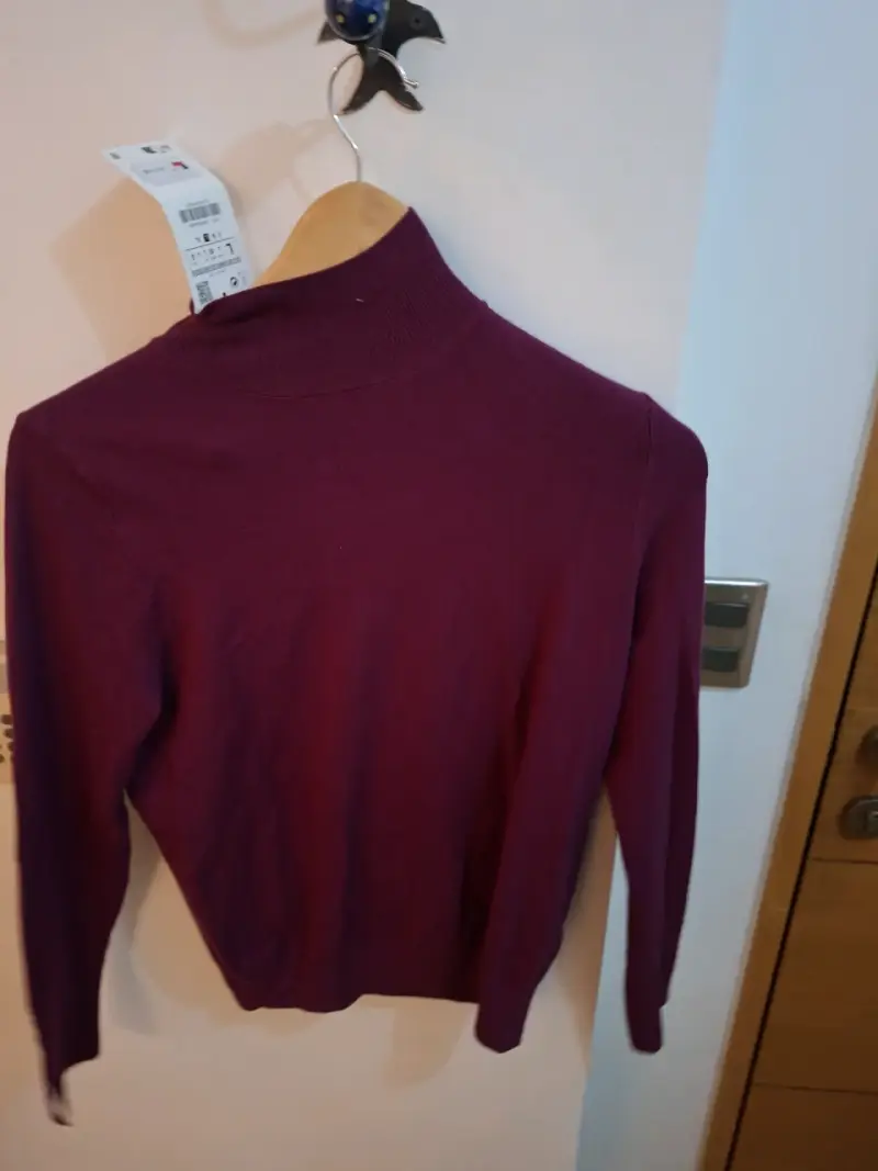 Suéter burdeos con cuello alto