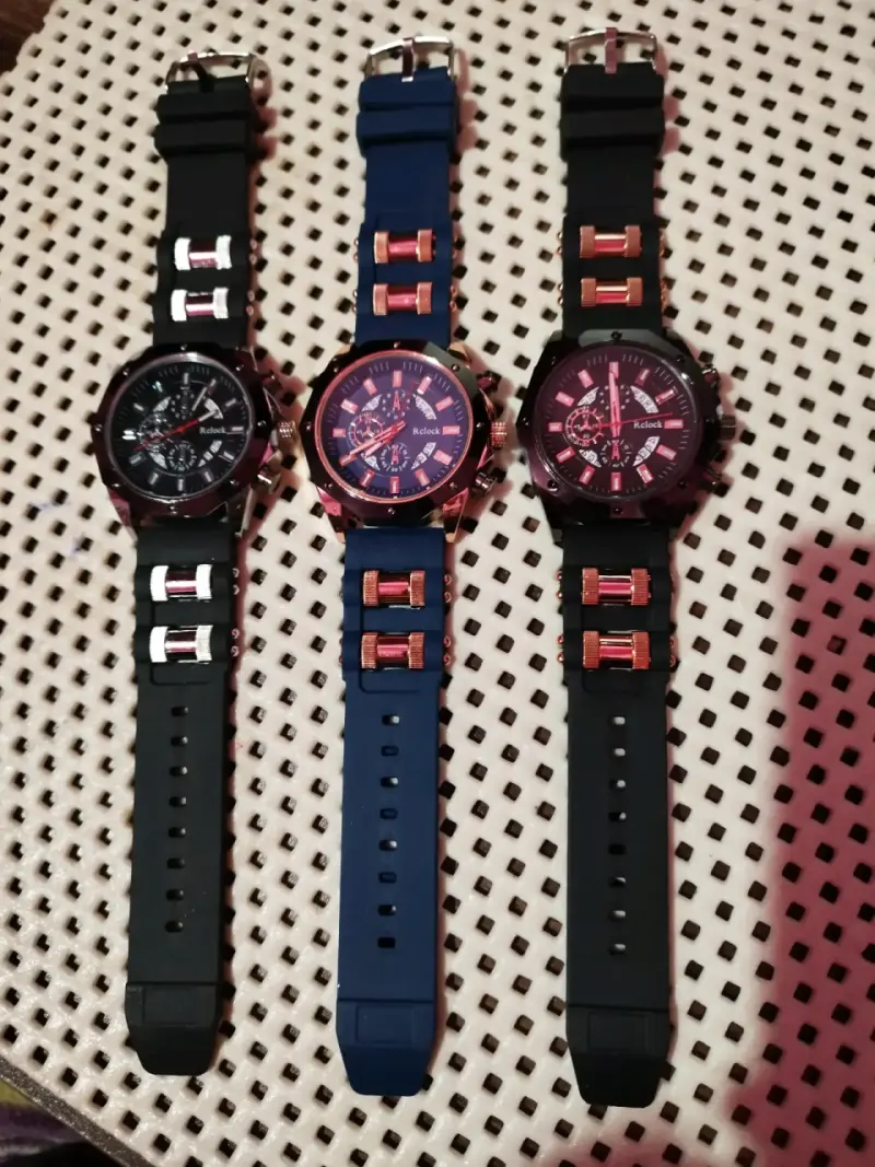Relojes deportivos en colores azul y negro