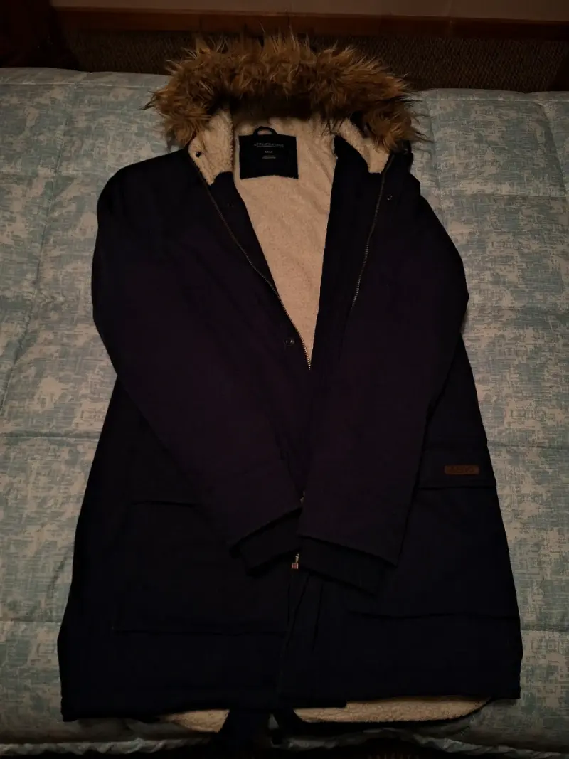 Abrigo azul con capucha de pelo