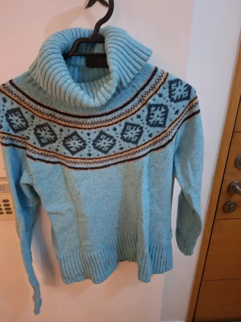Suéter celeste con cuello alto
