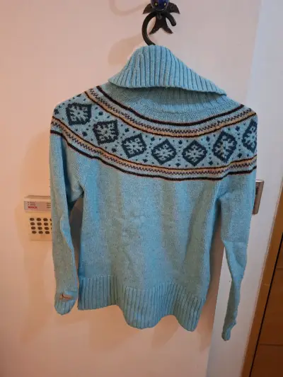 Suéter celeste con cuello alto - miniatura 3