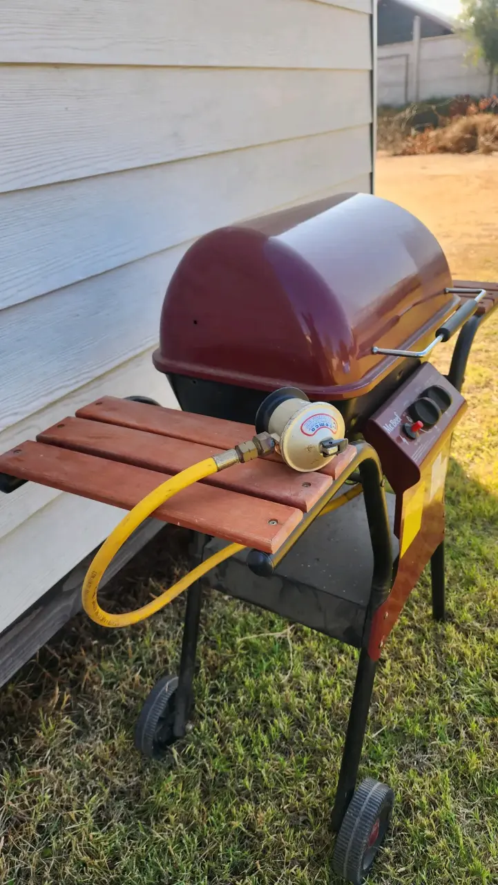Parrilla a gas roja con ruedas
