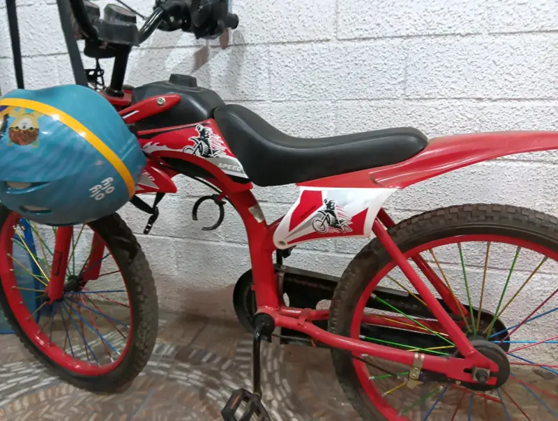 Bicicleta infantil roja con casco