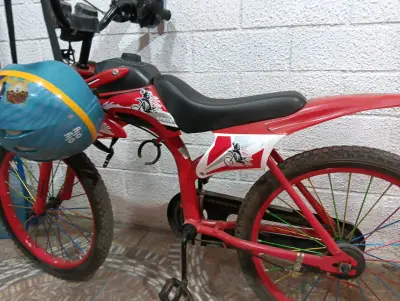 Bicicleta infantil roja con casco - miniatura 1
