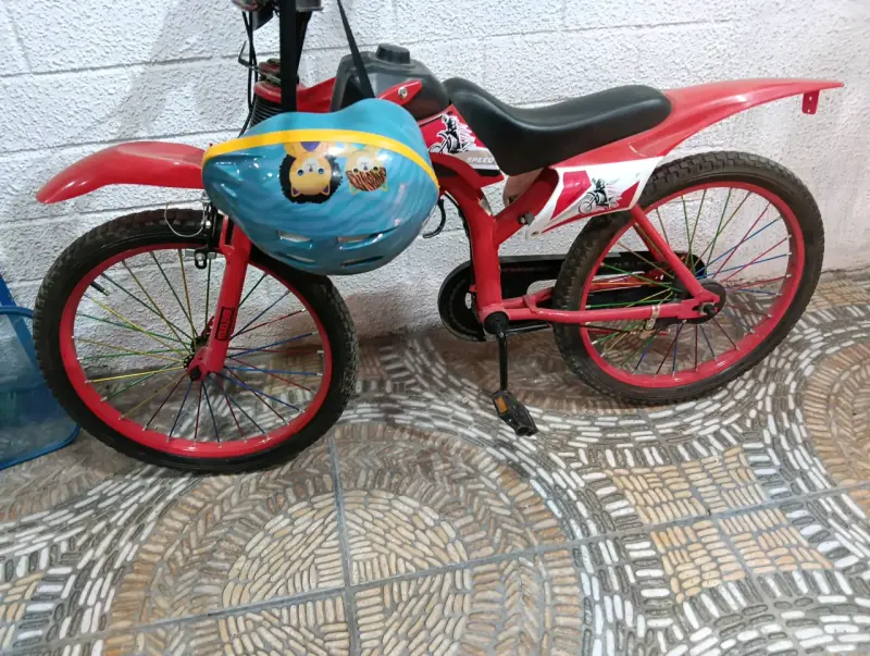 Bicicleta infantil roja con casco - 2