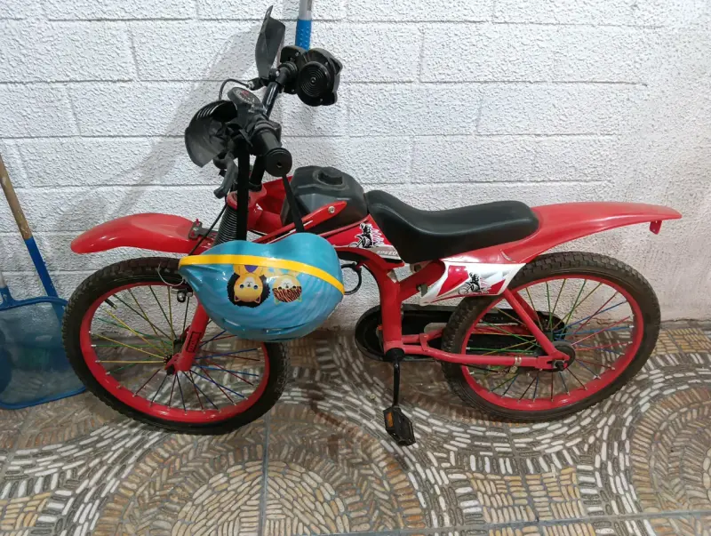 Bicicleta infantil roja con casco - 3