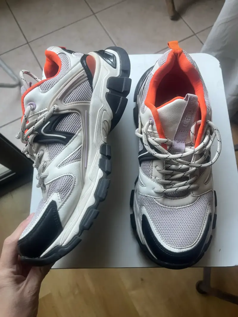 Zapatillas deportivas blancas y naranjas
